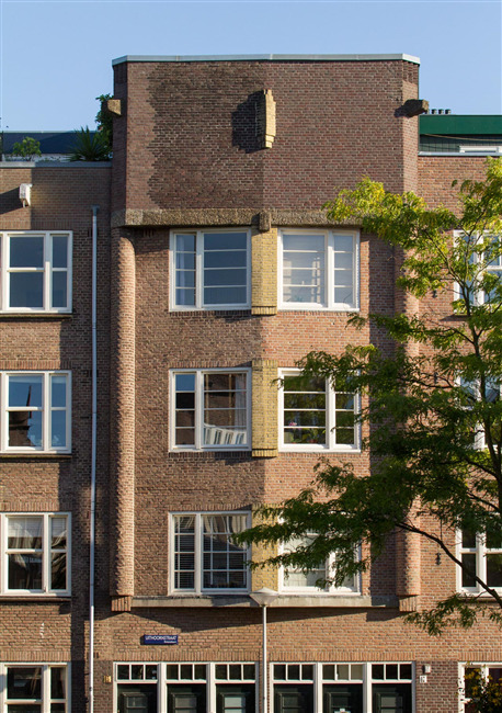 Het blok ter hoogte van de Holendrechtstraat.
              <br/>
              Marcel Westhoff, augustus 2016